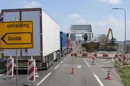 Vier weken brugsluiting kan bedrijven €40 miljoen kosten: vrachtwagens rijden 40 kilometer om