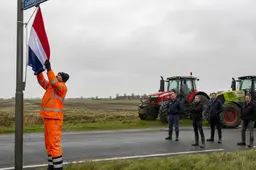 Gemeenten trekken opnieuw omgekeerde boerenvlaggen naar beneden - maar de stikstofwoede laat zich niet verwijderen