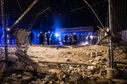 Gewelddadige uitbraak in Grieks migrantenkamp: 35 asielzoekers bekogelen bewakers met stenen en knippen hek door