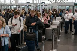 Beveiligers Schiphol leggen werk acht keer neer: langere wachttijden verwacht