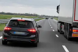 Auto remt op snelweg plotseling zelf af van 110 naar 50 kilometer per uur