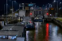 Economische slagader 's nachts dicht: Personeelsgebrek bij Rijkswaterstaat legt Amsterdam-Rijnkanaal lam