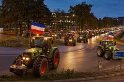Meer dan honderd trekkers rijden onaangekondigd door Apeldoorn uit protest tegen stikstofbeleid