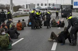 XR gijzelt A12 opnieuw: Activist verdacht van bijten agent, rest krijgt gratis busrit naar de vrijheid!