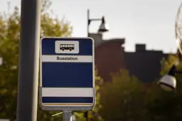 Chauffeur weigert zwartrijders mee te nemen en wordt buiten bus zwaar mishandeld