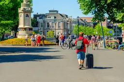 Bizarre taferelen in Breda: Naakte flakka-verslaafde loopt door park en poept in politiebus