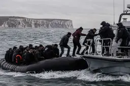 Bizarre undercoverbeelden op het Kanaal: Franse politie zet vermoedelijke mensensmokkelaars keurig terug aan land