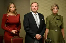 Koningspaar met prinsessen Beatrix en Amalia naar uitvaart Harald