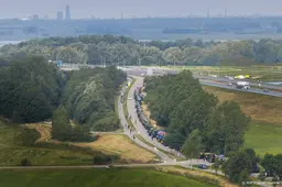 Trekkers rijden in colonne naar Leeuwarden voor boerenprotest