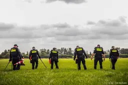 Forensische Opsporing doet onderzoek bij grasveld Overasselt