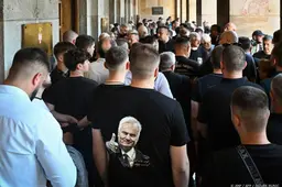 Honderden personen bij herdenkingsdienst Mladić 