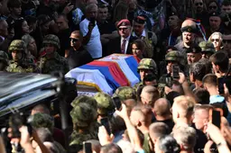 Mladić begraven in Servië, duizenden mensen nemen afscheid