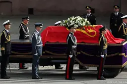 Rouwstoet koning Harald aangekomen bij Domkerk
