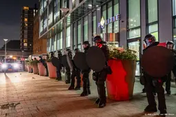ME belaagd bij politiebureau in Rotterdam na afloop stille tocht