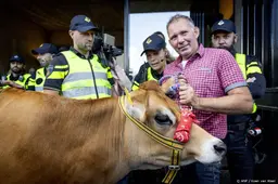 Boeren verzamelen zich in Arnhem voor protest bij provinciehuis