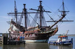 Batavia drijft van Lelystad naar Amsterdam voor onderhoud