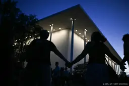 Betogers vormen menselijke keten rond Kennedy Center