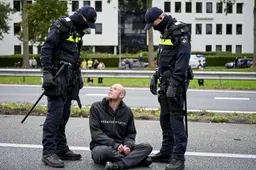 Ongeveer 100 actievoerders aangehouden bij XR-blokkade A12
