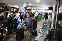 Netanyahu ontvangt passagiers flydubai-vlucht op Ben Gurion