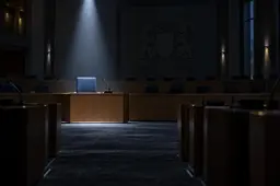 Eenzame raadszetel in de Nijmeegse raadszaal die symbool staat voor de uitsluiting van Forum voor Democratie (FVD).