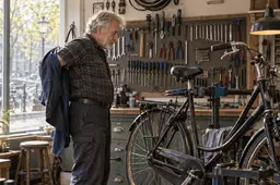 Nog aan het werk naast je AOW? Bij ziekte kan je loon al na zes weken stoppen