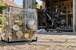 Epaargeld achter een tijdslot, met een fietsreparatie op de achtergrond.