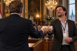 Het kabinet zoekt geld bij de zieke en de school, maar Heerma strooit 200 miljoen rond onder stichtingen en noemt het democratie