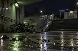 Getrouwd homostel zwaar mishandeld op station Hoorn: Politie verspreidt pas na maanden beelden van vijfkoppige groep