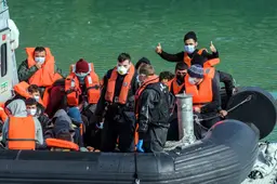 Honderden Britten trekken naar Dover uit woede over migratiebeleid: belangrijke wegen volledig geblokkeerd