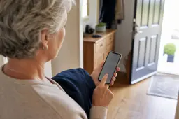 Illustratie van een oudere vrouw die haar telefoon gebruikt voor digitale administratie.