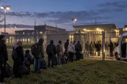 Ter Apel loopt weer vol: nachtopvang voor 200 asielzoekers zit vol en het Rode Kruis waarschuwt dat mensen straks buiten moeten slapen
