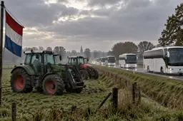 Jetten en 3.000 bestuurders vieren 'We doen het samen' in de Achterhoek, terwijl de boeren met omgekeerde vlaggen langs de N18 staan