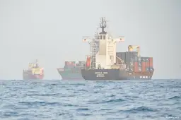 Frans marineschip begeleidt schepen door zeestraat Bab al-Mandeb