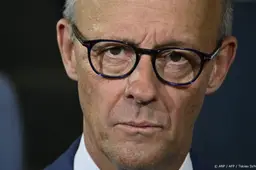 Merz hekelt aanwezigheid voorganger Schröder op verjaardag Poetin