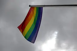 Zo'n 200 mensen bijeen in Arnhem na vernieling regenboogvlaggen