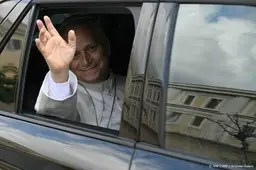 Paus is terug in het Vaticaan na longoperatie