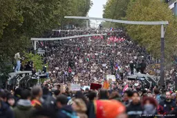 Politie meldt 110.000 deelnemers bij mars Parijs, situatie kalm