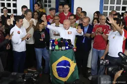 Lula en Bolsonaro doen bij stemlokalen laatste oproep aan kiezers