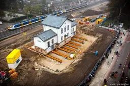 Stationsgebouw Vught verplaatst naar nieuwe plek