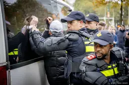 Mobiele Eenheid grijpt in op Korte Voorhout in Den Haag