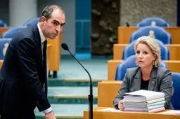 Van Duijvenvoorde (FVD) verdedigt vwo-leerlingen en D66-minister Letschert bekent: brugklas 'nu nog niet goed geregistreerd'