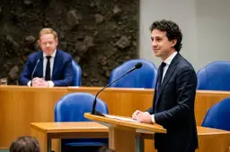 VVD-minister David van Weel in Vak K van de Tweede Kamer terwijl PRO-fractievoorzitter Jesse Klaver bij de microfoon staat.