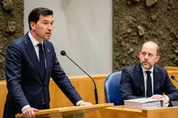 CDA-minister Bart van den Brink en VVD-minister Dilan Yeşilgöz in overleg in vak K van de Tweede Kamer.