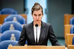 AI-illustratie van FVD-fractievoorzitter Lidewij de Vos in de Tweede Kamer, bij een stuk over het Parool dat FVD een sekte noemt