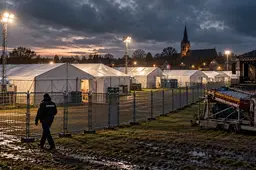 Van den Brink parkeert 200 asielzoekers weer op het evenemententerrein van Beilen: twee jaar later is er niets opgelost