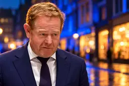 AI-illustratie van David van Weel voor een onscherpe Haagse winkelstraat met warme etalageverlichting en blauwe lichtreflecties.