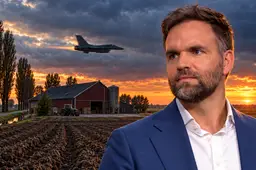 Illustratie van Derk Boswijk voor een Flevolandse boerderij, met een laagvliegende straaljager boven het erf bij zonsondergang.