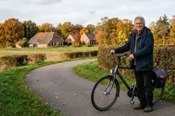 Oudere Nederlandse man met fiets bij de grens die naast zijn AOW een Duitse ouderdomsrente ontvangt