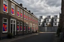 VluchtelingenWerk, voor bijna de helft betaald met gemeentegeld, verspreidt 100.000 'Samen Leven'-posters tegen de azc-protesten