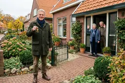 Oudere Nederlandse man met huissleutels voor de woning waarin zijn ouders wonen